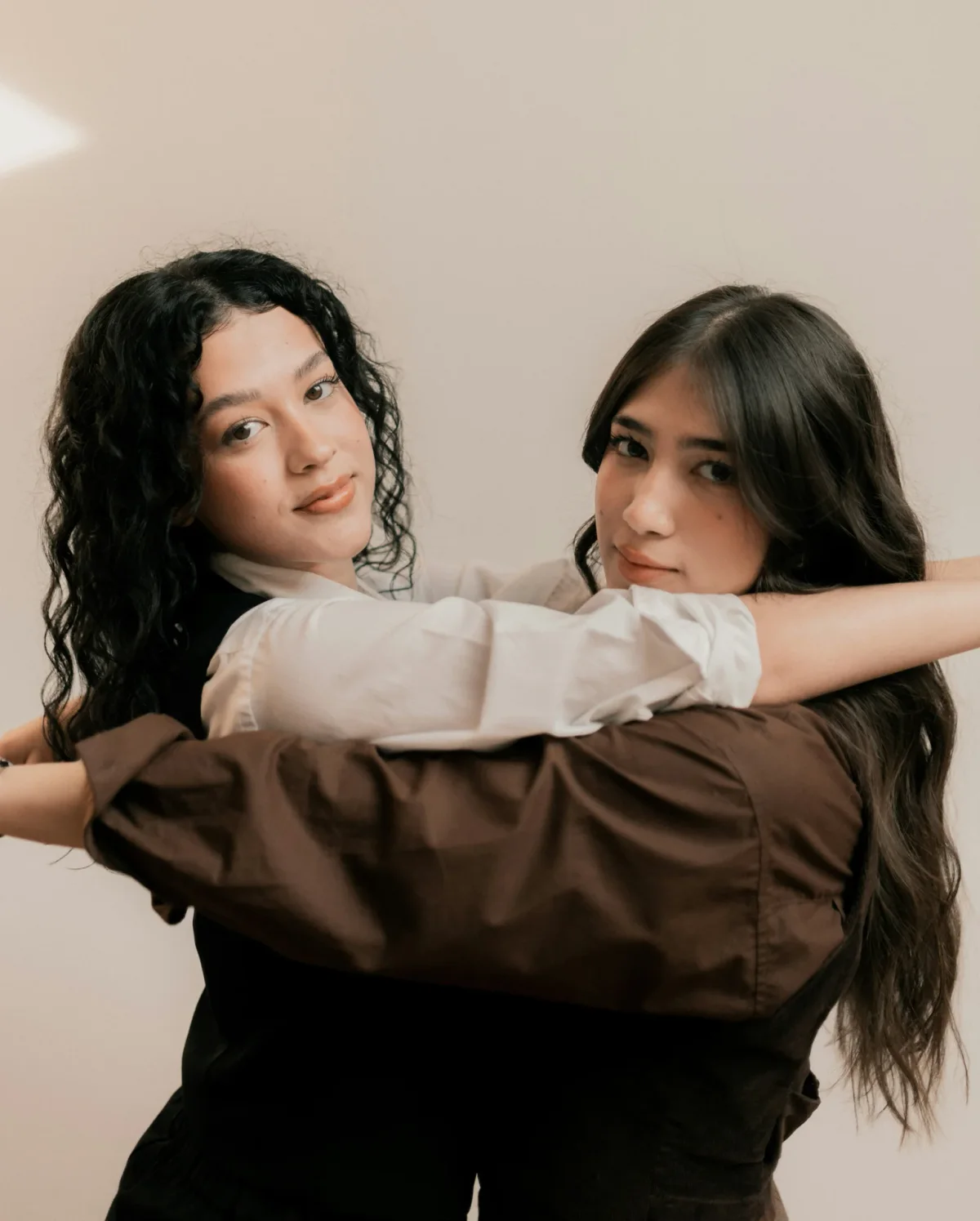 Deux femmes côte à côte, portrait aux tons doux dans l’univers Orée Botanique.
